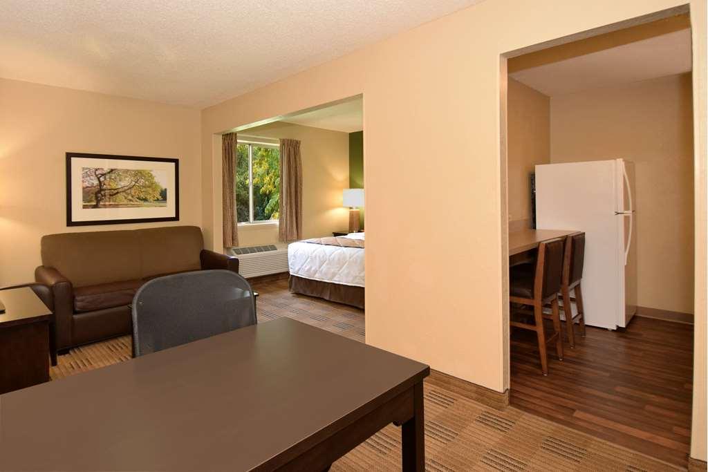 Suburban East Hotel